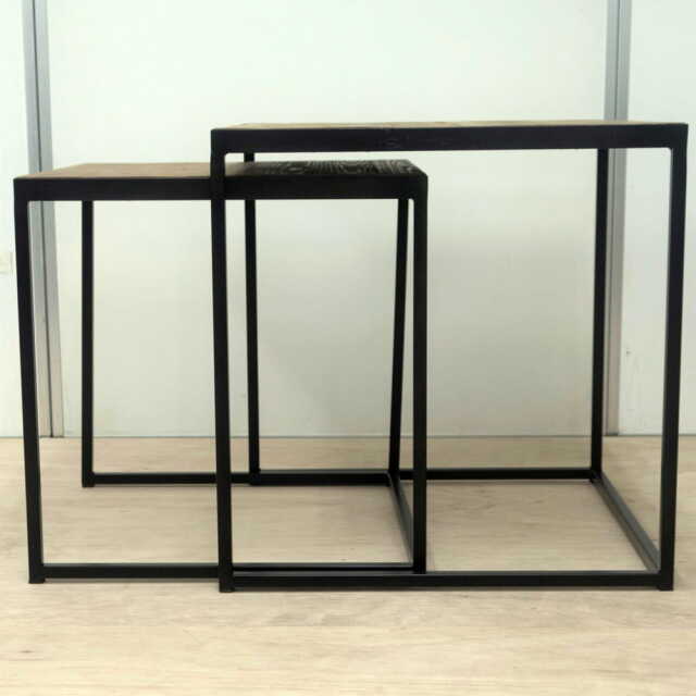 黒い鉄脚が格好いいネストテーブル
