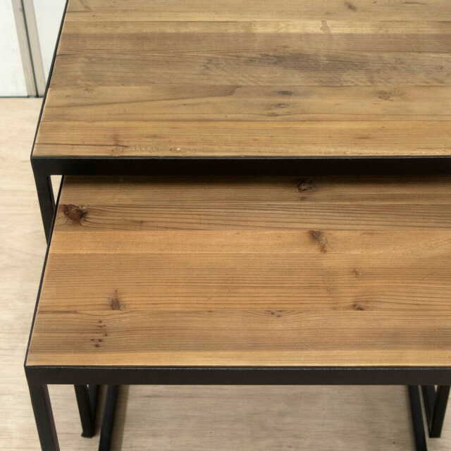 大きさ違いの1つの正方形テーブルセット