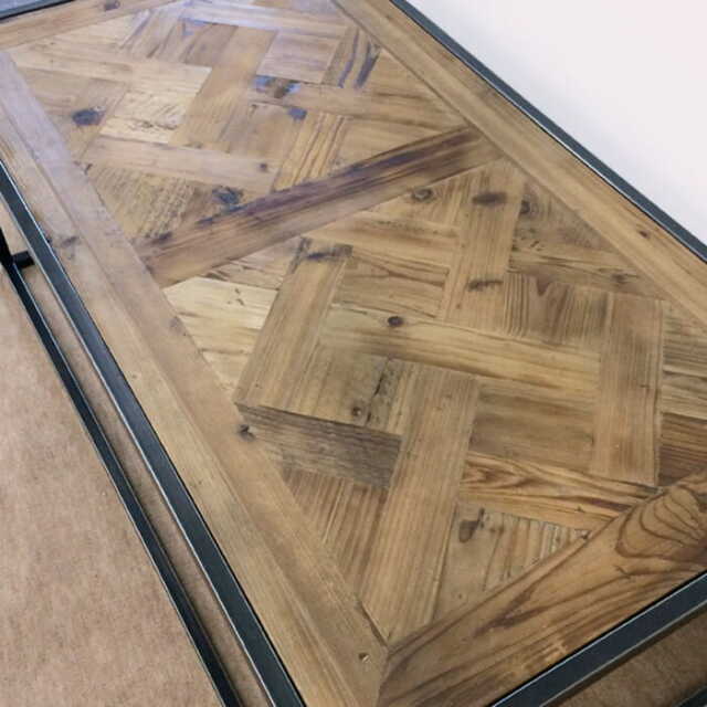 使い込んだ感がイイ感じの古材テーブル