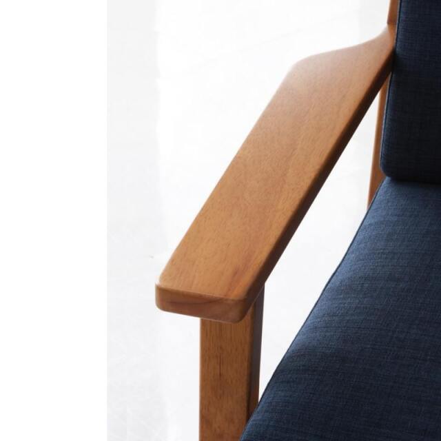 天然木のひじ掛けソファ