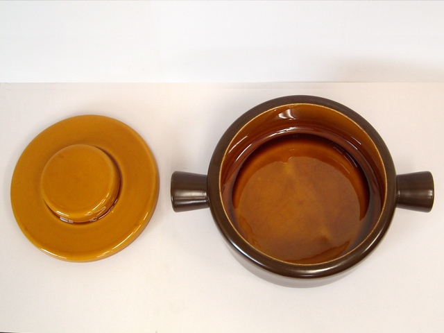 ブラウン色の陶器キャセロール