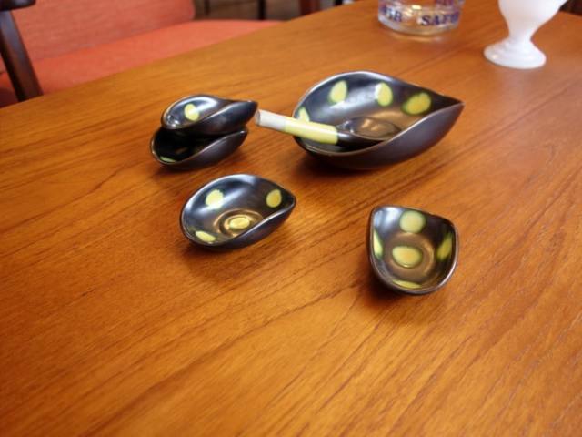 黒に黄色のドット柄の小皿とボウルセット