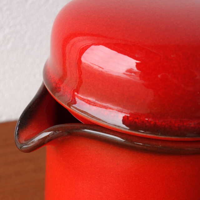 赤い陶器のミルクピッチャー蓋つき