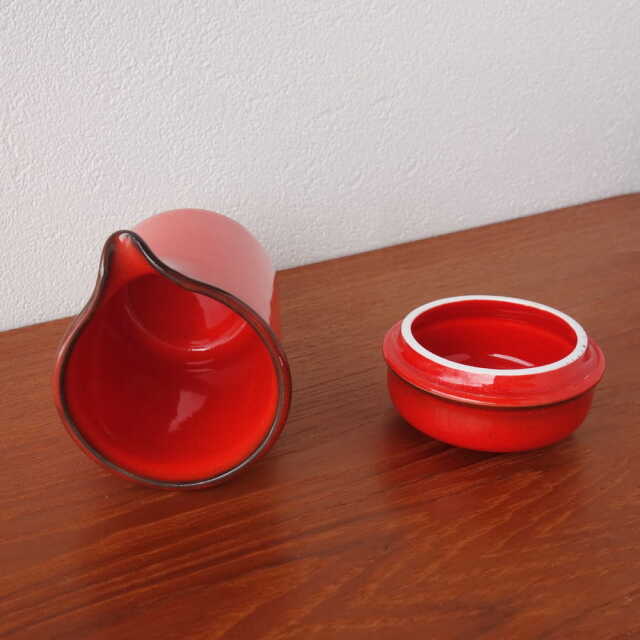 赤い陶器ピッチャー内側