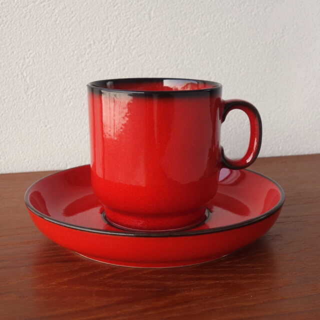 ヴィンテージの赤いコーヒーカップ