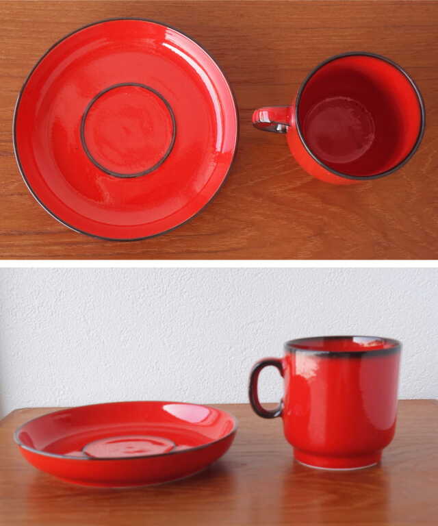 赤いコーヒーカップと受け皿