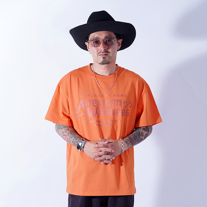 【LIMITED ITEM】AMERICAN WANNABE/アメリカンワナビー「SIGNBOARD S/S TEE / ORANGE」プリントS/S Tシャツ