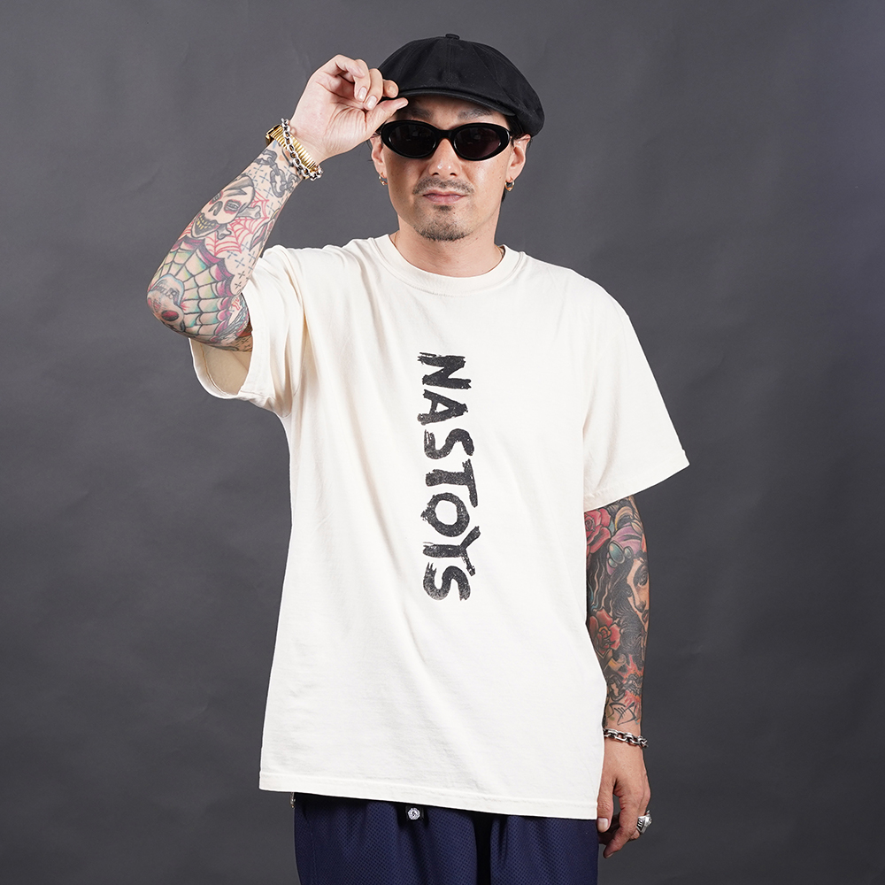 NASTOYS/ナストイズ「Brush Logo S/S TEE / WHITE」プリント半袖 Tシャツ
