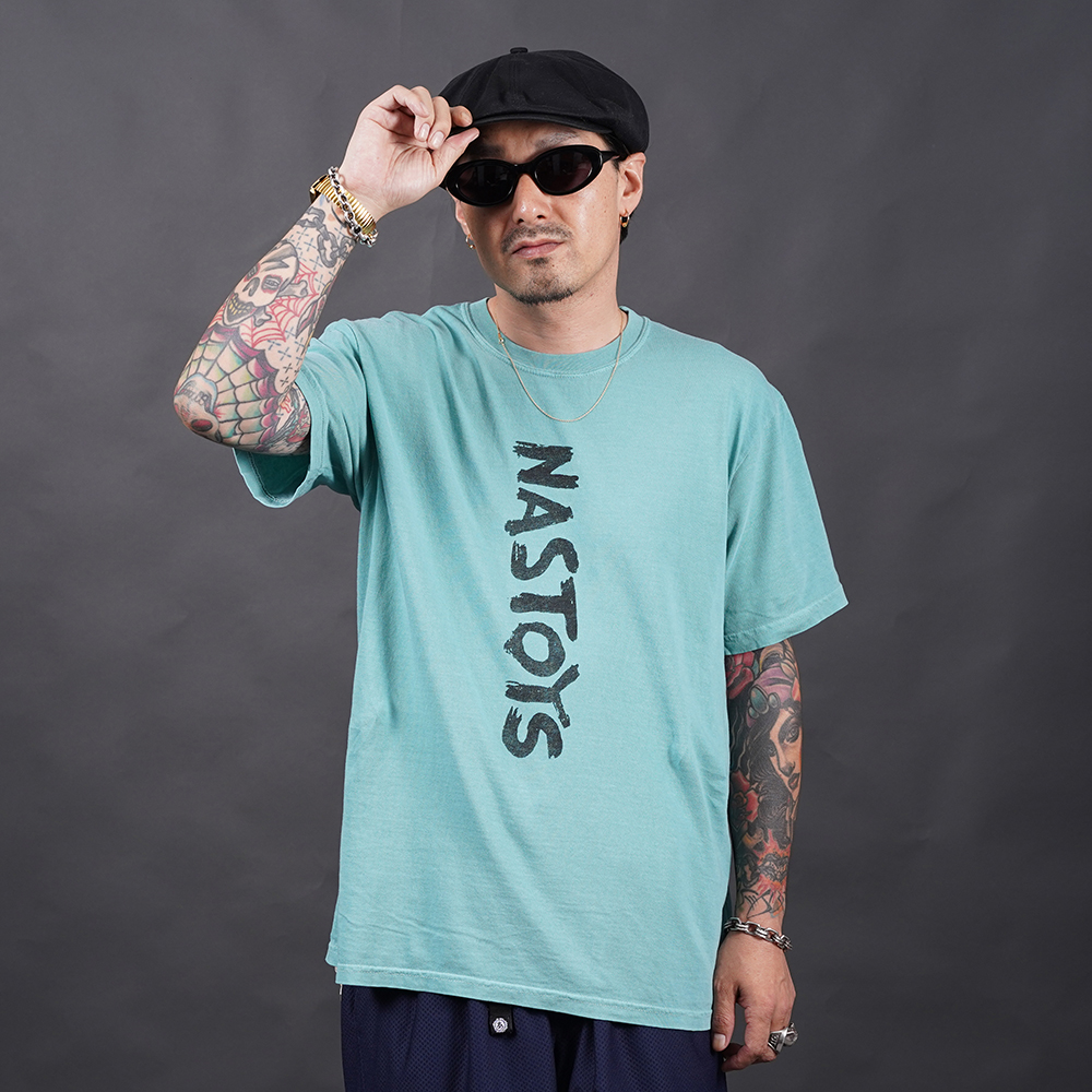 NASTOYS/ナストイズ「Brush Logo S/S TEE / BLUE」プリント半袖 Tシャツ