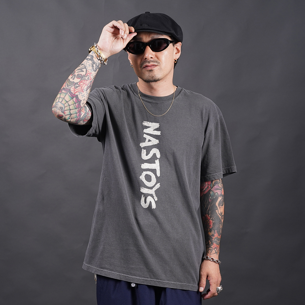 NASTOYS/ナストイズ「Brush Logo S/S TEE / BLACK」プリント半袖 Tシャツ
