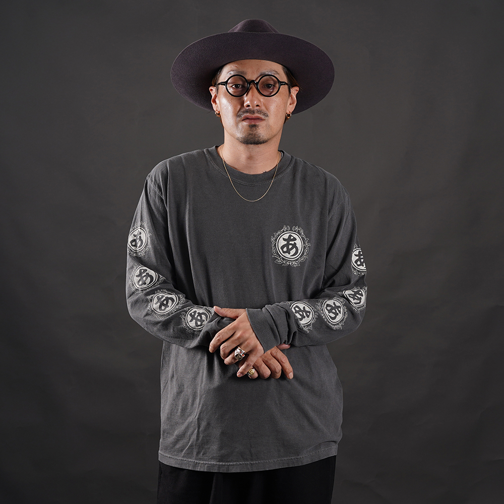THE AMERICAN WANNABE/アメリカンワナビー「TRADE MARK ARCHIVE L/S TEE / BLACK」スリーブプリント長袖Tシャツ