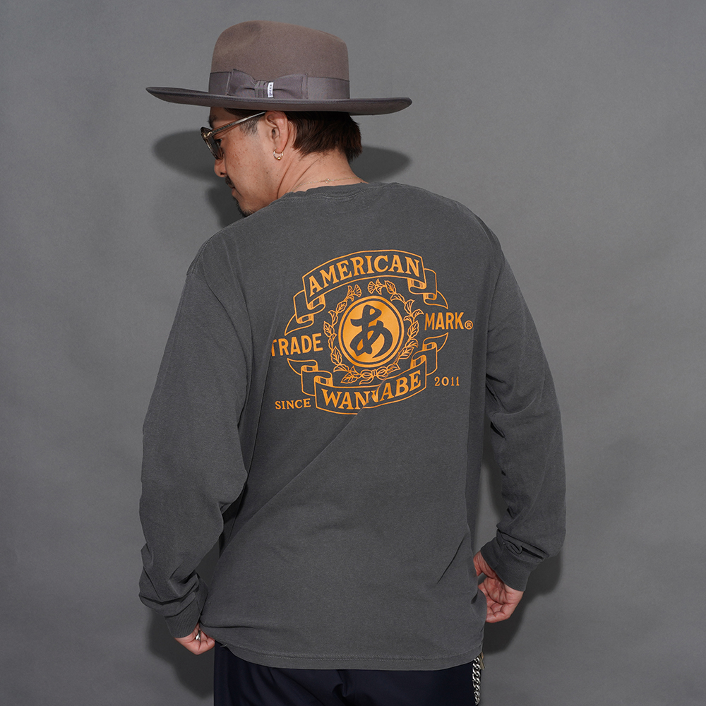 THE AMERICAN WANNABE/アメリカンワナビー「TRADE MARK L/S TEE / BLACK」プリントL/S Tシャツ