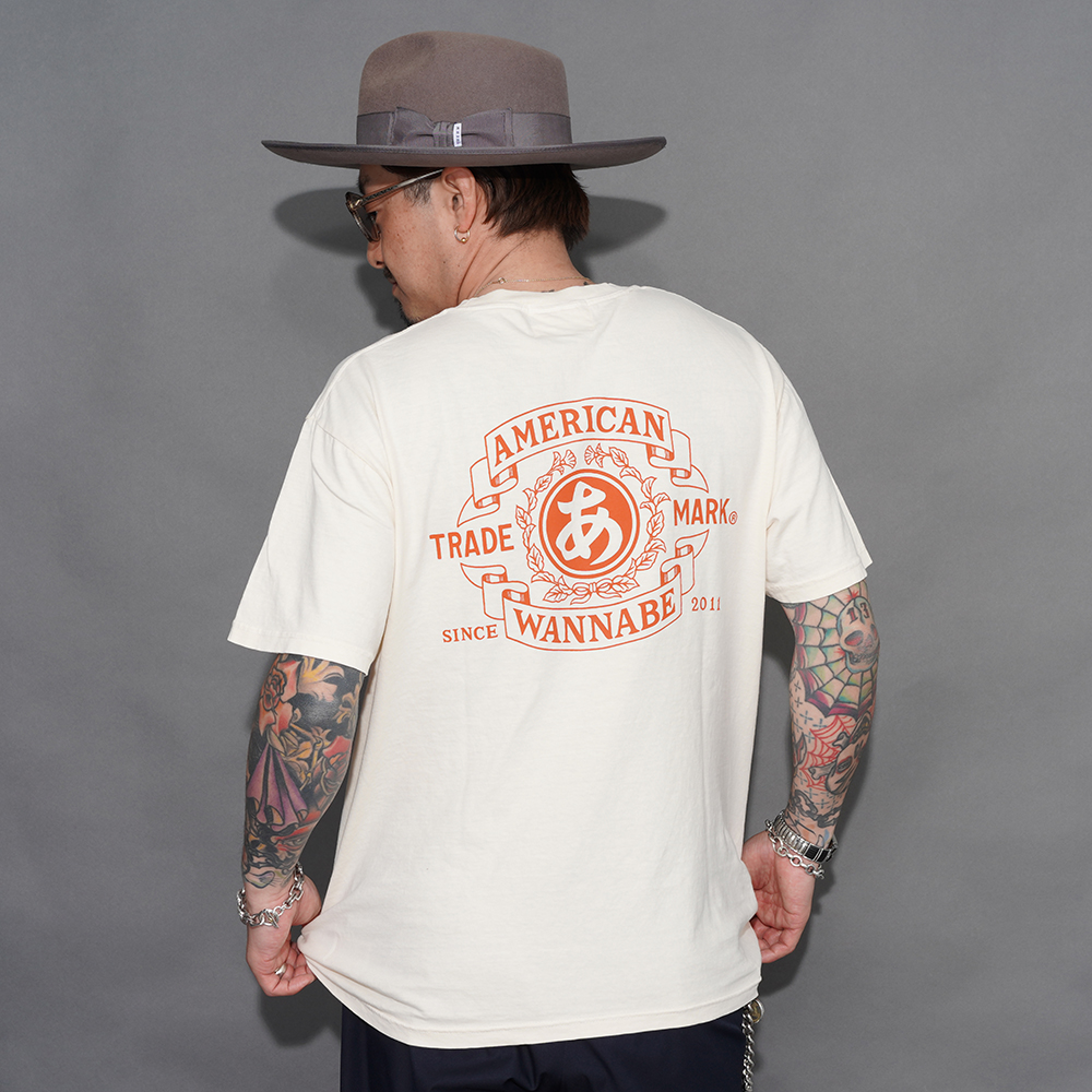 THE AMERICAN WANNABE/アメリカンワナビー「TRADE MARK S/S TEE / WHITE」プリントS/S Tシャツ
