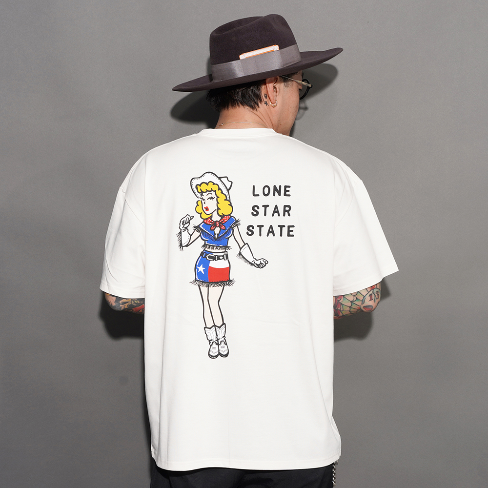 AMERICAN WANNABE/アメリカンワナビー「OLD GIRL S/S TEE Graphic by Lucky Rudy / WHITE」プリントS/S Tシャツ