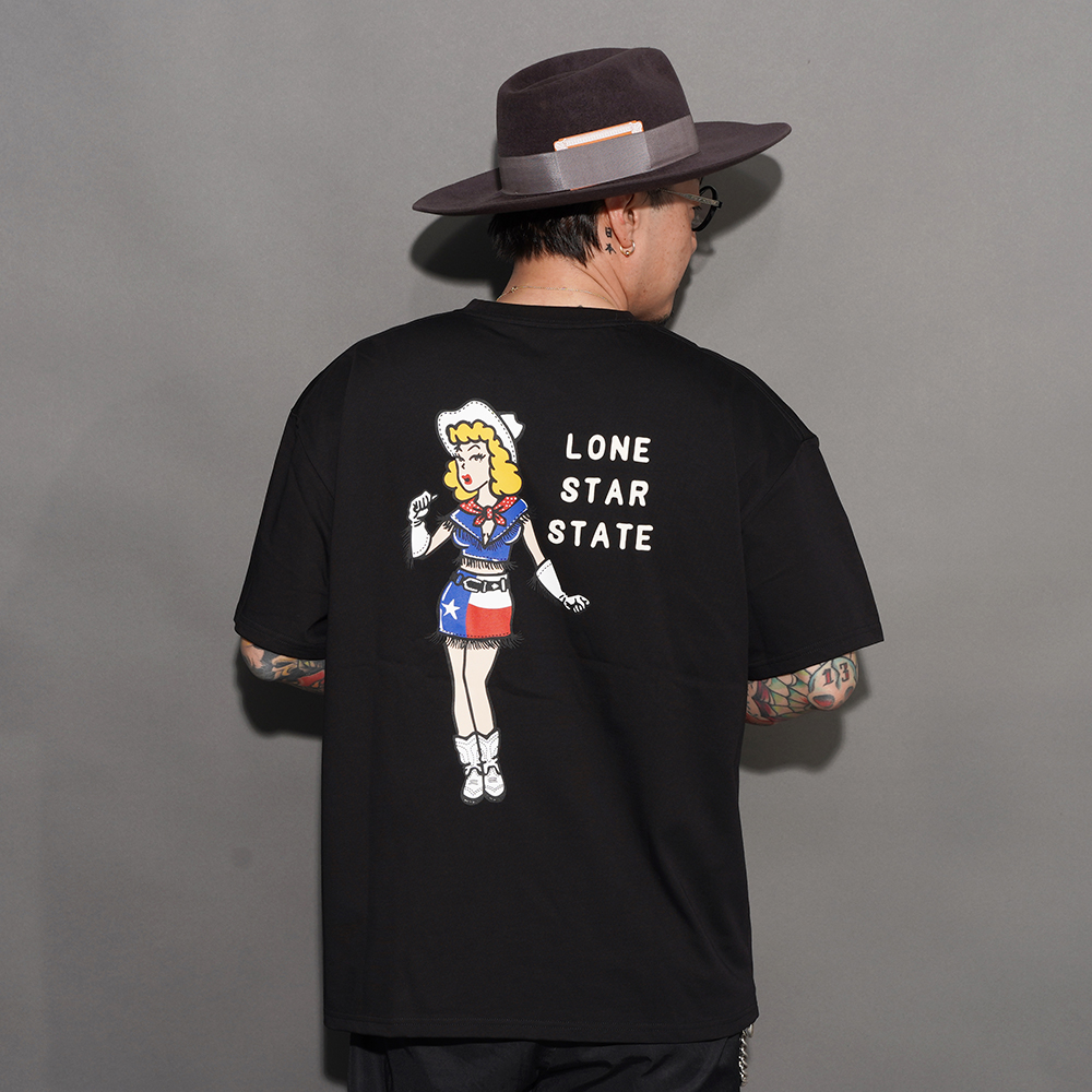 AMERICAN WANNABE/アメリカンワナビー「OLD GIRL S/S TEE Graphic by Lucky Rudy / BLACK」プリントS/S Tシャツ