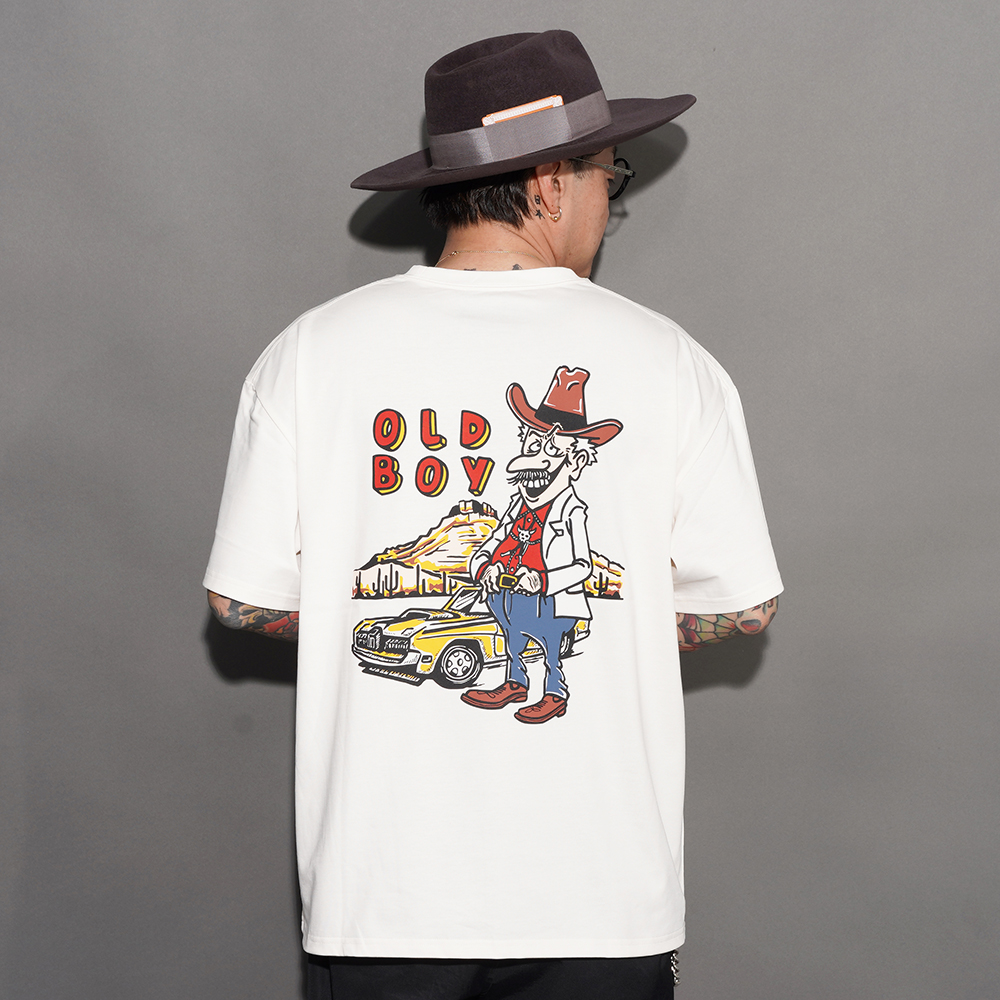 AMERICAN WANNABE/アメリカンワナビー「OLD BOY S/S TEE Graphic by Lucky Rudy / WHITE」プリントS/S Tシャツ