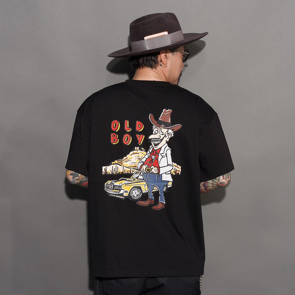 AMERICAN WANNABE/アメリカンワナビー「OLD BOY S/S TEE Graphic by Lucky Rudy / BLACK」プリントS/S Tシャツ