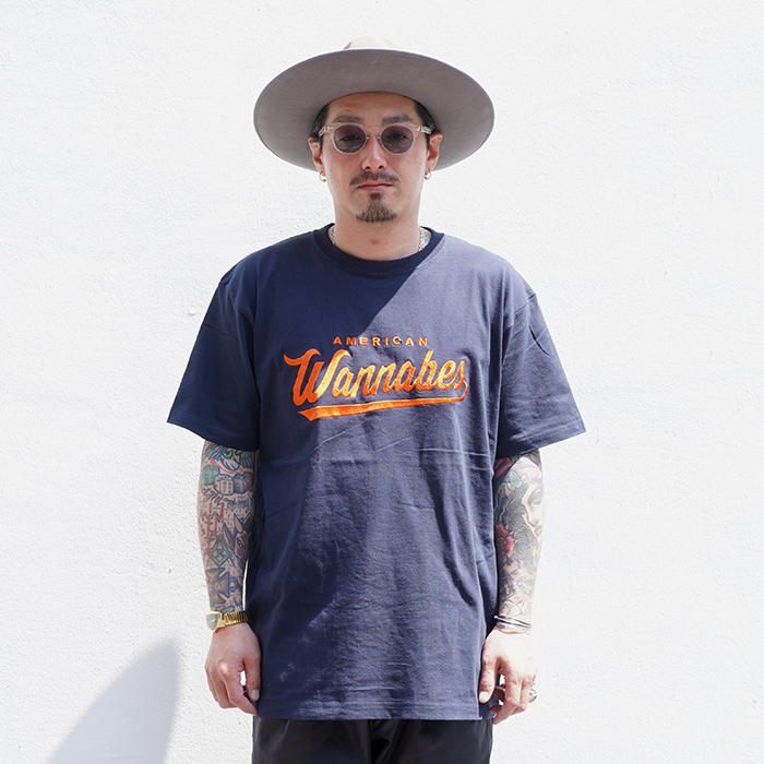 AMERICAN WANNABE/アメリカンワナビー「TEAM LOGO S/S TEE / NAVY」刺繍S/S Tシャツ