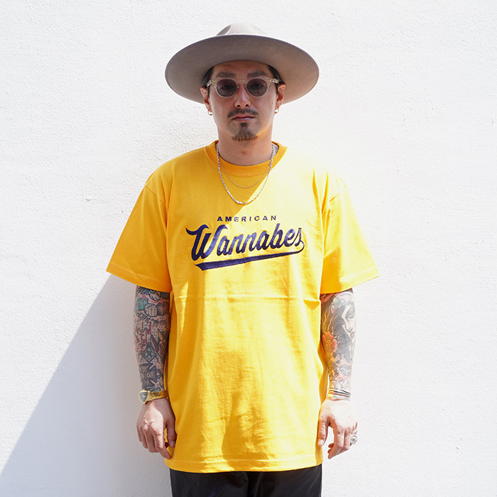AMERICAN WANNABE/アメリカンワナビー「TEAM LOGO S/S TEE / YELLOW」刺繍S/S Tシャツ