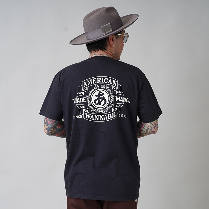 AMERICAN WANNABE/アメリカンワナビー「TRADE MARK S/S TEE / BLACK×WHITE」プリントS/S Tシャツ