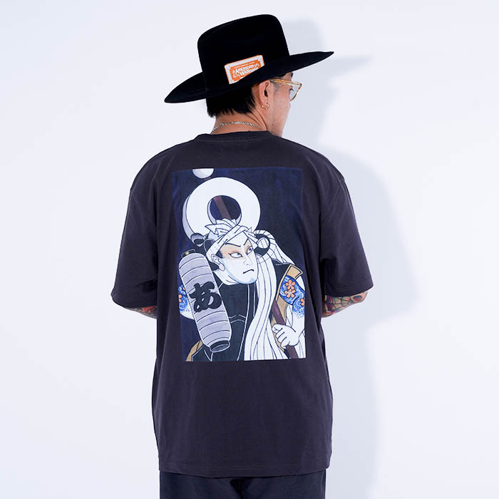 AMERICAN WANNABE/アメリカンワナビー「AGUMI S/S TEE / CHARCOAL」プリントS/S Tシャツ