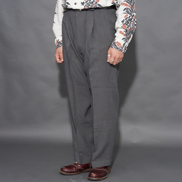 BY GLAD HAND/バイグラッドハンド「GLADDEN - TWO TUCK TROUSER / CHARCOAL」ツータックトラウザーズ