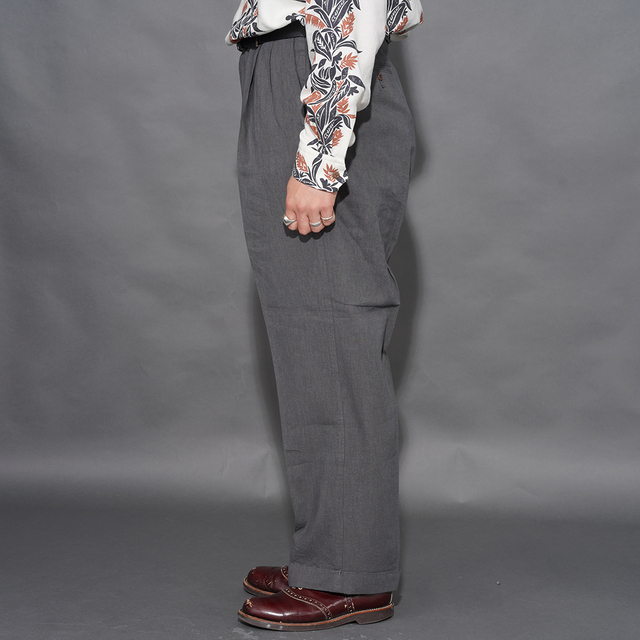 BYGH6119 /「GLADDEN - TWO TUCK TROUSER / CHARCOAL