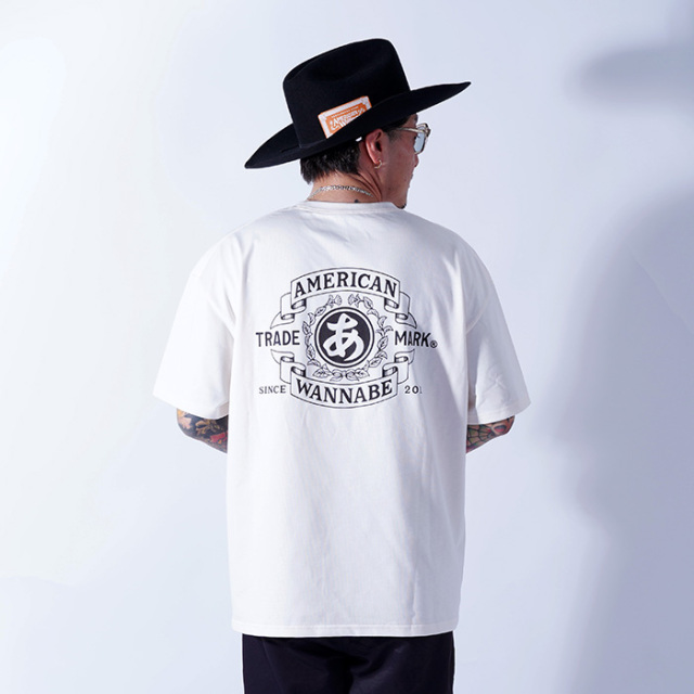 AMERICAN WANNABE/アメリカンワナビー「TRADE MARK S/S TEE / IVORY」プリントS/S Tシャツ