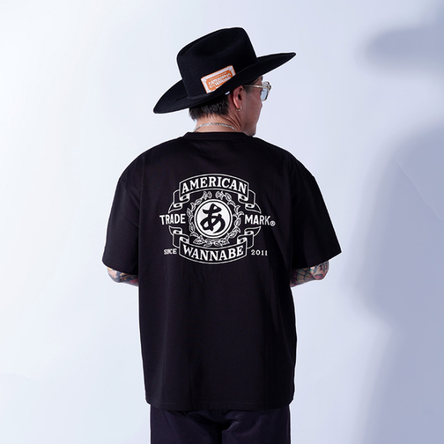 AMERICAN WANNABE/アメリカンワナビー「TRADE MARK S/S TEE / BLACK」プリントS/S Tシャツ