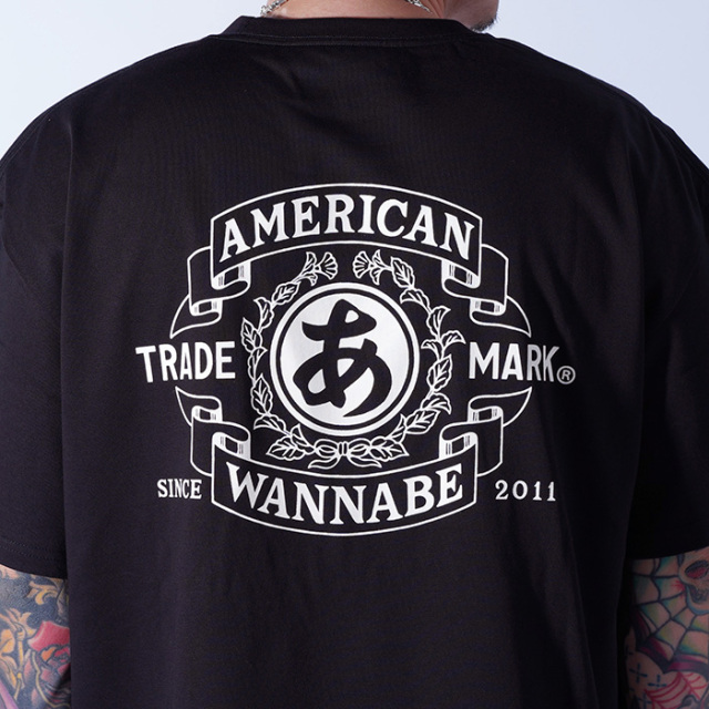 トップス AMERICAN WANNABE / TRADE MARK CREW SWEAT AWTO-250101 /「TRADE MARK S/S TEE / BLACK」プリントS/S Tシャツ