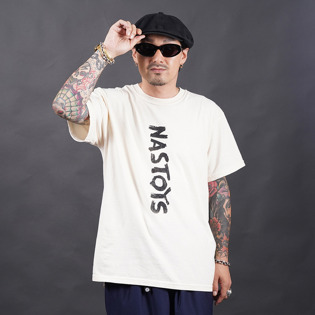 NASTOYS/ナストイズ「Brush Logo S/S TEE / WHITE」プリント半袖 Tシャツ