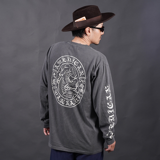 AMERICAN WANNABE/アメリカンワナビー「DRAGON Logo L/S TEE / BLACK」プリント長袖Tシャツ