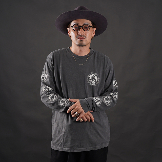 THE AMERICAN WANNABE/アメリカンワナビー「TRADE MARK ARCHIVE L/S TEE / BLACK」スリーブプリント長袖Tシャツ
