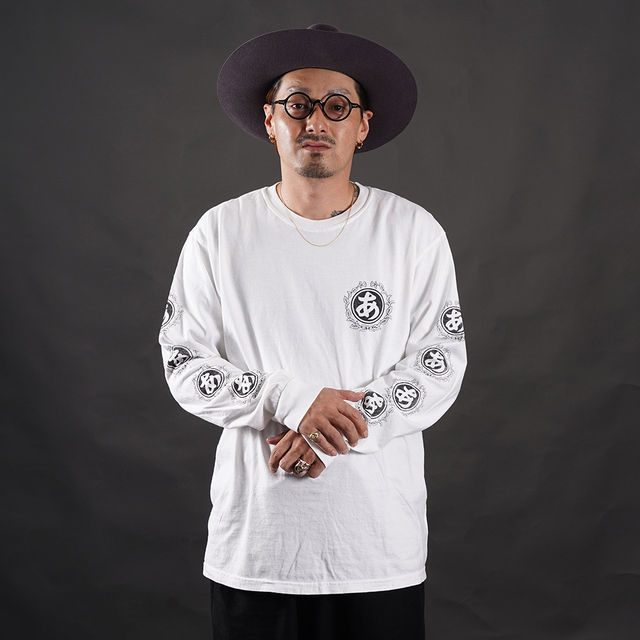 THE AMERICAN WANNABE/アメリカンワナビー「TRADE MARK ARCHIVE L/S TEE / WHITE」スリーブプリント長袖Tシャツ