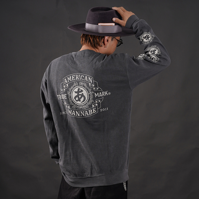 THE AMERICAN WANNABE/アメリカンワナビー「TRADE MARK ARCHIVE  Crew Sweat / BLACK」スリーブプリントクルーネックスウェット