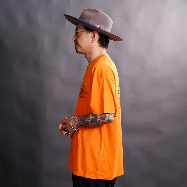 AWTO-260101 /「TRADE MARK S/S TEE / ORANGE」プリントS/S Tシャツ