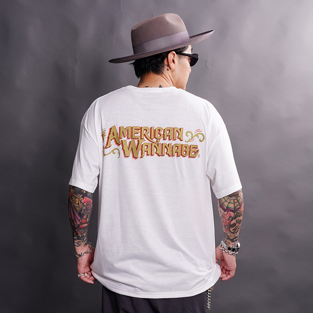 【LIMITED ITEM】THE AMERICAN WANNABE/アメリカンワナビー「SIGNBOARD S/S TEE / WHITE」プリントS/S Tシャツ