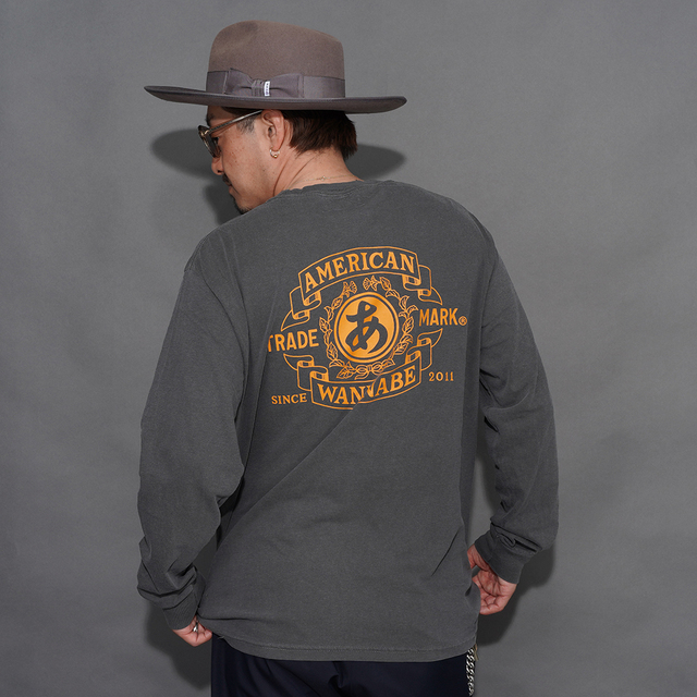 AMERICAN WANNABE/アメリカンワナビー「TRADE MARK L/S TEE / BLACK」プリントL/S Tシャツ