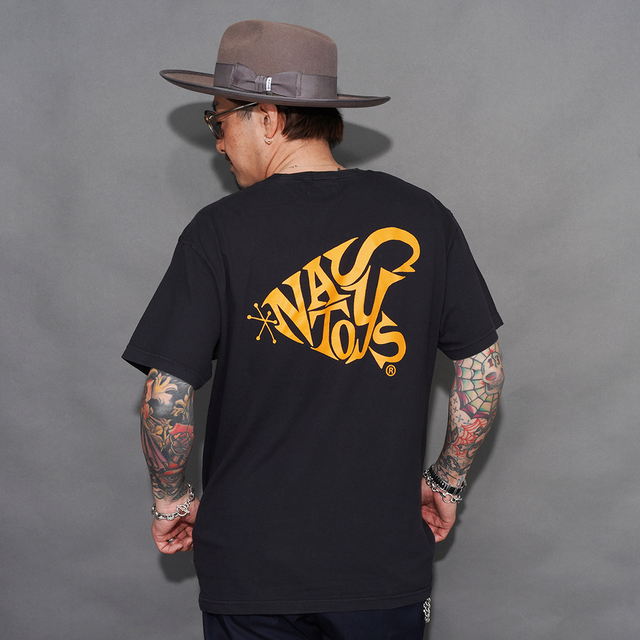 NASTOYS/ナストイズ「Mid-Century Logo S/S TEE / BLACK」プリントS/S Tシャツ