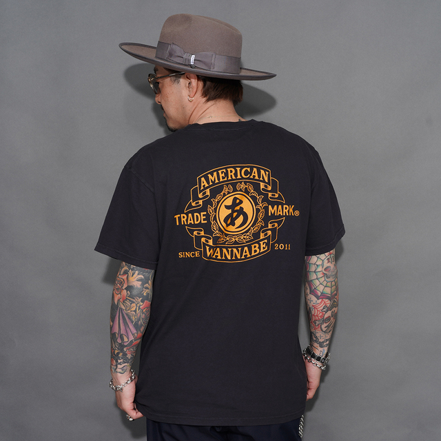 AMERICAN WANNABE/アメリカンワナビー「TRADE MARK S/S TEE / BLACK」プリントS/S Tシャツ