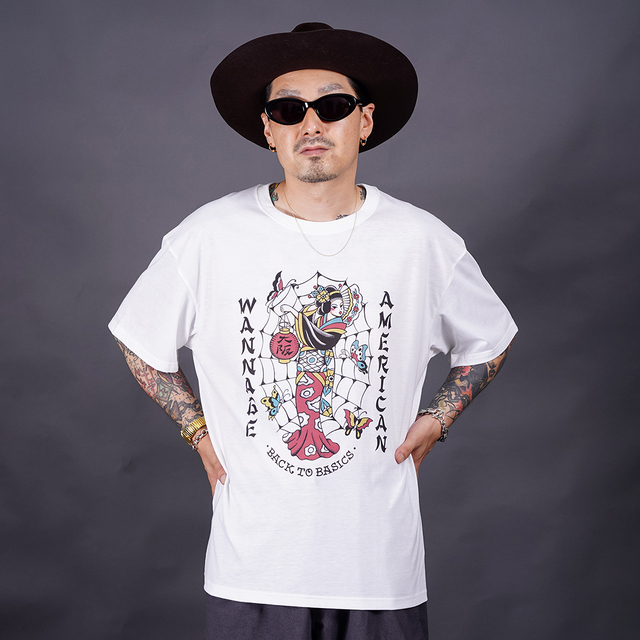【LIMITED ITEM】THE AMERICAN WANNABE/アメリカンワナビー「15th Geisha S/S TEE / WHITE」プリント半袖Tシャツ