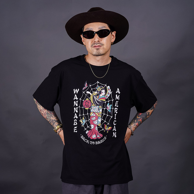 【LIMITED ITEM】THE AMERICAN WANNABE/アメリカンワナビー「15th Geisha S/S TEE  / BLACK」プリント半袖Tシャツ