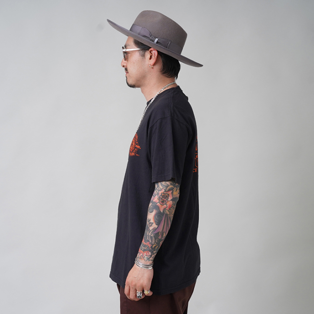 AWTB-250301 /「TRADE MARK S/S TEE / BLACK×ORANGE」プリントS/S Tシャツ
