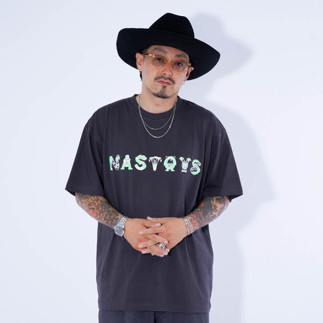 NASTOYS/ナストイズ「NASTY MONSTER S/S TEE / CHARCOAL」プリントS/S Tシャツ