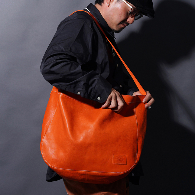 AMERICAN WANNABE/アメリカンワナビー「LEATHER NEWS PAPER BAG / ORANGE」レザーニュースペーパーバッグ