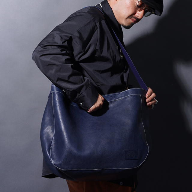 AMERICAN WANNABE/アメリカンワナビー「LEATHER NEWS PAPER BAG / NAVY」レザーニュースペーパーバッグ