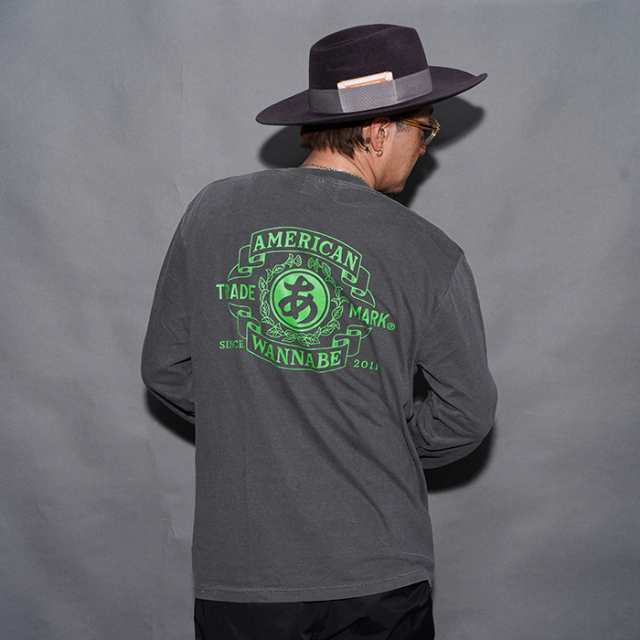 AMERICAN WANNABE/アメリカンワナビー「TRADE MARK L/S TEE / BLACK×GREEN」プリントL/S Tシャツ