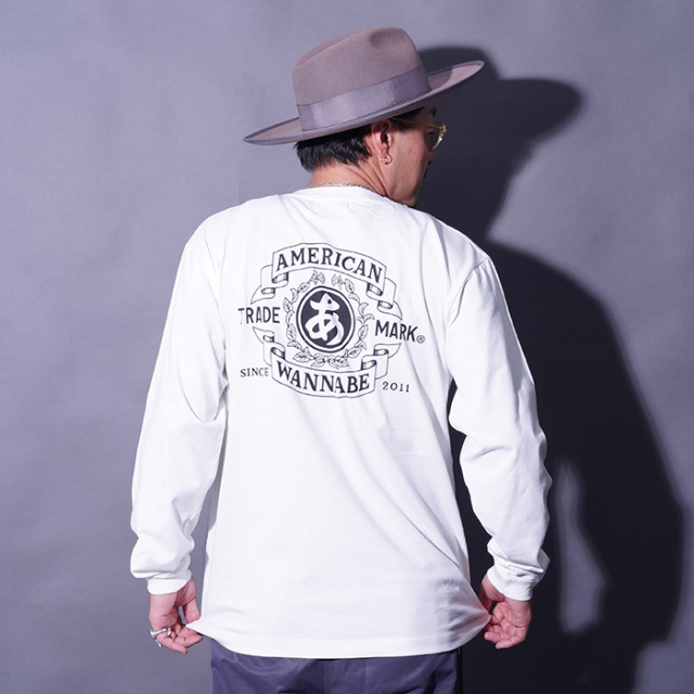 AMERICAN WANNABE/アメリカンワナビー「TRADE MARK L/S TEE / WHITE」プリントL/S Tシャツ