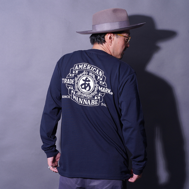 AMERICAN WANNABE/アメリカンワナビー「TRADE MARK L/S TEE / NAVY」プリントL/S Tシャツ