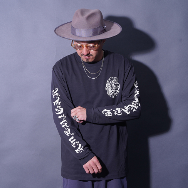 AMERICAN WANNABE/アメリカンワナビー「DRAGON Logo L/S TEE / BLACK」プリントL/S Tシャツ